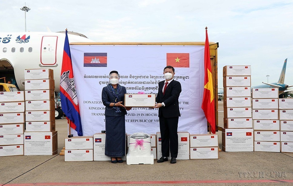Bà Youk Sambath, Quốc vụ khanh Bộ Y tế Campuchia (trái), trao tượng trưng số hàng của Campuchia hỗ trợ công tác phòng, chống dịch COVID-19 của Thành phố Hồ Chí Minh, sáng 19/7/2021, tại sân bay Tân Sơn Nhất. (Ảnh: Xuân Khu/TTXVN)
