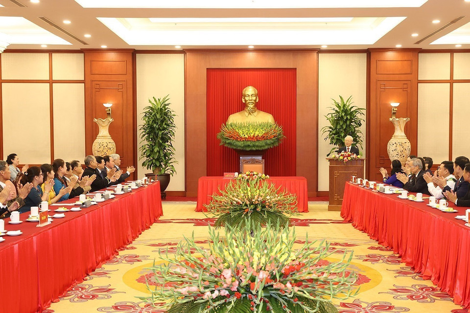 Tổng Bí thư Nguyễn Phú Trọng nói chuyện thân mật với đại biểu dự Hội nghị biểu dương Chủ tịch Mặt trận Tổ quốc cấp xã và Trưởng ban Công tác Mặt trận tiêu biểu toàn quốc. (Ảnh: Trí Dũng/TTXVN)