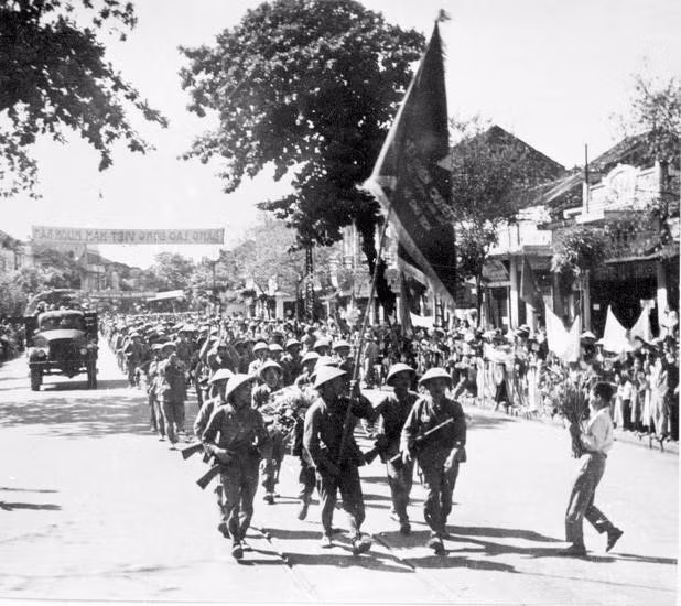 Dưới ánh sáng soi đường, dẫn lối của Cách mạng Tháng Mười Nga và sự lãnh đạo của Đảng Cộng sản Việt Nam do Chủ tịch Hồ Chí Minh sáng lập và rèn luyện, cách mạng Việt Nam đã đi từ thắng lợi này đến thắng lợi khác, giải phóng dân tộc, kháng chiến chống xâm lược, thống nhất đất nước. Trong ảnh: Bộ đội ta từ các cửa ô tiến vào tiếp quản Thủ đô Hà Nội, ngày 10/10/1954. (Ảnh: Tư liệu/TTXVN)