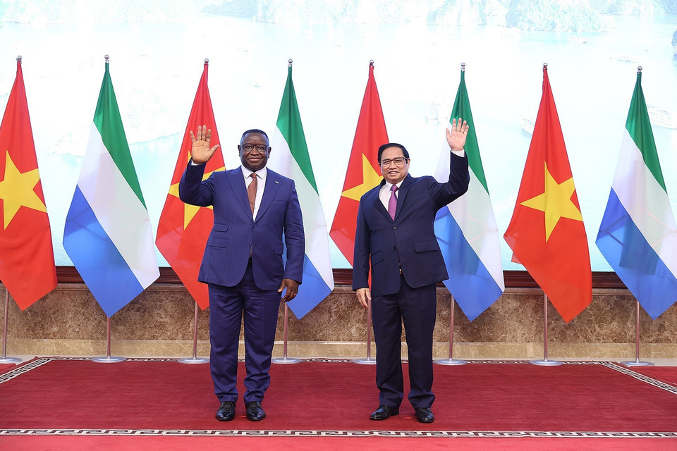 Thủ tướng Phạm Minh Chính và Tổng thống Cộng hòa Sierra Leone Julius Maada Bio. (Ảnh: Dương Giang/TTXVN)