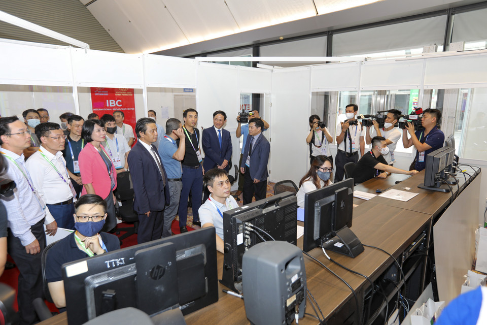 Các đại biểu tham quan phòng điều hành của Đài Truyền hình Việt Nam tại Trung tâm Truyền hình SEA Games 31. (Ảnh: Minh Đông/TTXVN)