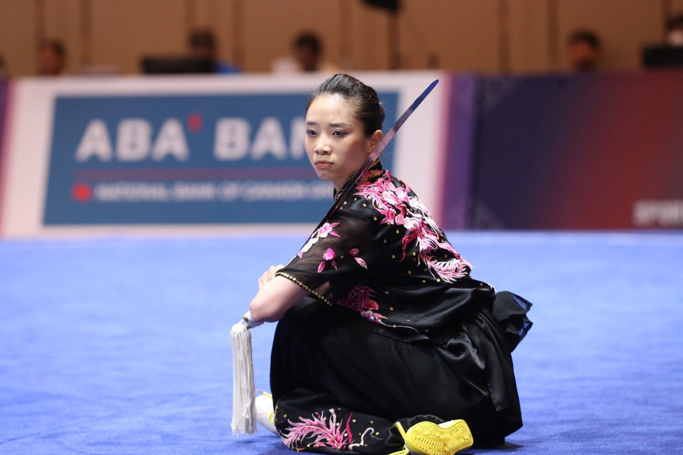 Dương Thúy Vi biểu diễn nội dung kiếm thuật nữ. (Ảnh: Hoàng Linh/TTXVN)