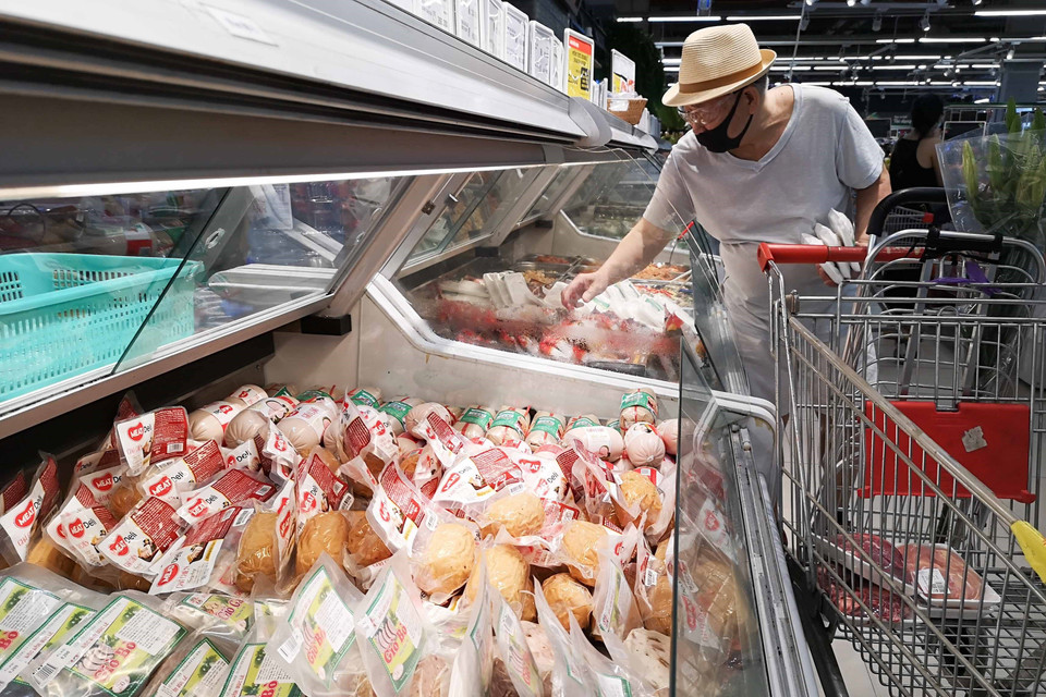 Người dân cần yên tâm về nguồn hàng hóa tại các siêu thị và nên chia khung thời gian khác nhau trong ngày để đi mua sắm, tránh tập trung đông người. (Ảnh: Thanh Tùng/TTXVN)