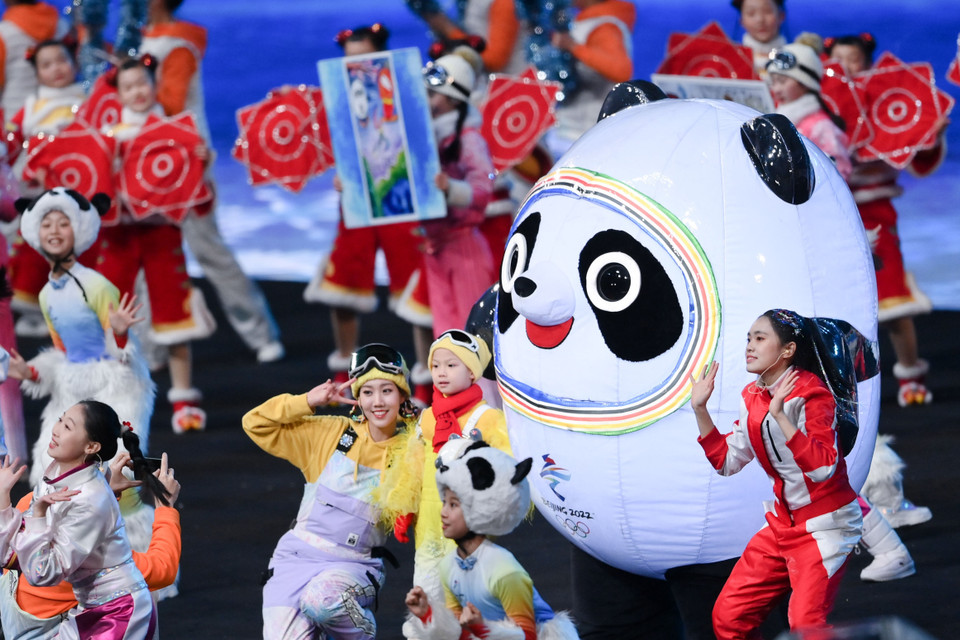 Các nghệ sỹ biểu diễn trong lễ khai mạc Olympic mùa Đông Bắc Kinh 2022 tại Sân vận động quốc gia ở thủ đô Bắc Kinh, Trung Quốc, ngày 4/2/2022. (Ảnh: THX/TTXVN)