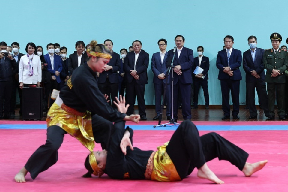 Thủ tướng Phạm Minh Chính động viên các huấn luyện viên và vận động viên đang tập luyện chuẩn bị tại Trung tâm Huấn luyện thể thao quốc gia.(Ảnh: Dương Giang/TTXVN)