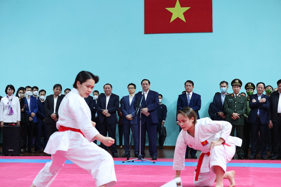 Thủ tướng Phạm Minh Chính kiểm tra công tác luyện tập tại Trung tâm Huấn luyện thể thao quốc gia. (Ảnh: Dương Giang/TTXVN)