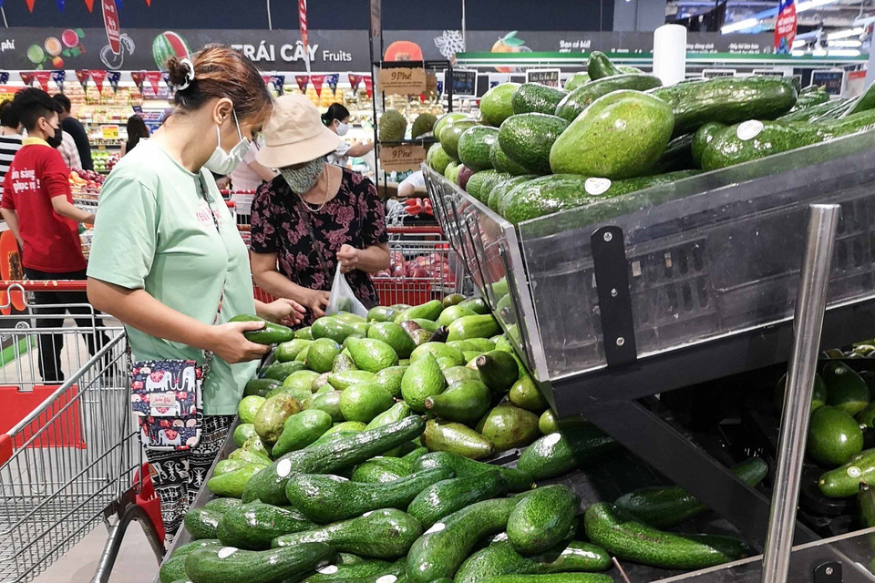 Người dân cần yên tâm về nguồn hàng hóa tại các siêu thị và nên chia khung thời gian khác nhau trong ngày để đi mua sắm, tránh tập trung đông người. (Ảnh: Thanh Tùng/TTXVN)