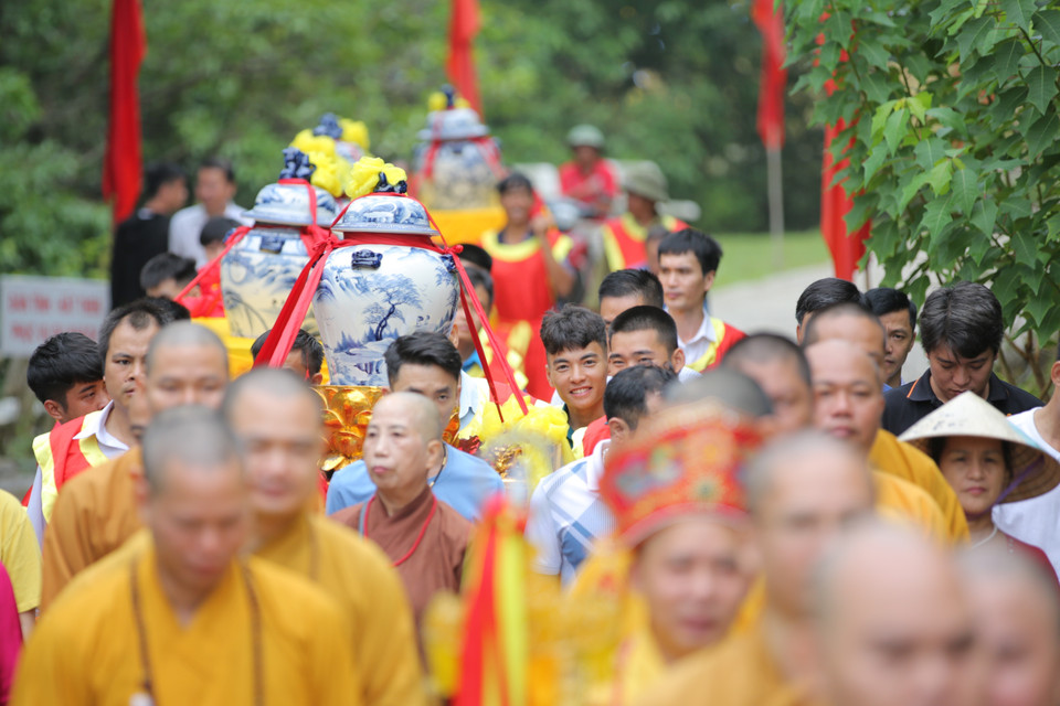 Lễ rước nước thiêng cầu cho quốc thái dân an; cầu mong mưa thuận gió hòa, mùa màng bội thu, ấm no cho người dân. (Ảnh: Chu Hiệu/TTXVN.)