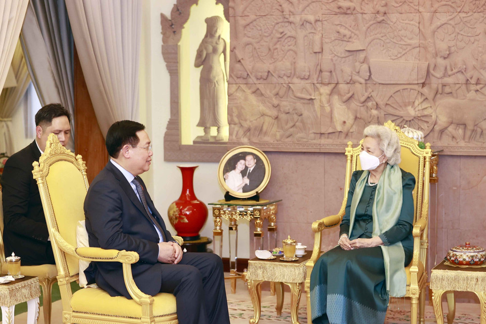 Chủ tịch Quốc hội Vương Đình Huệ yết kiến Hoàng Thái hậu Campuchia Norodom Monineath Sihanouk. (Ảnh: Doãn Tấn/TTXVN)