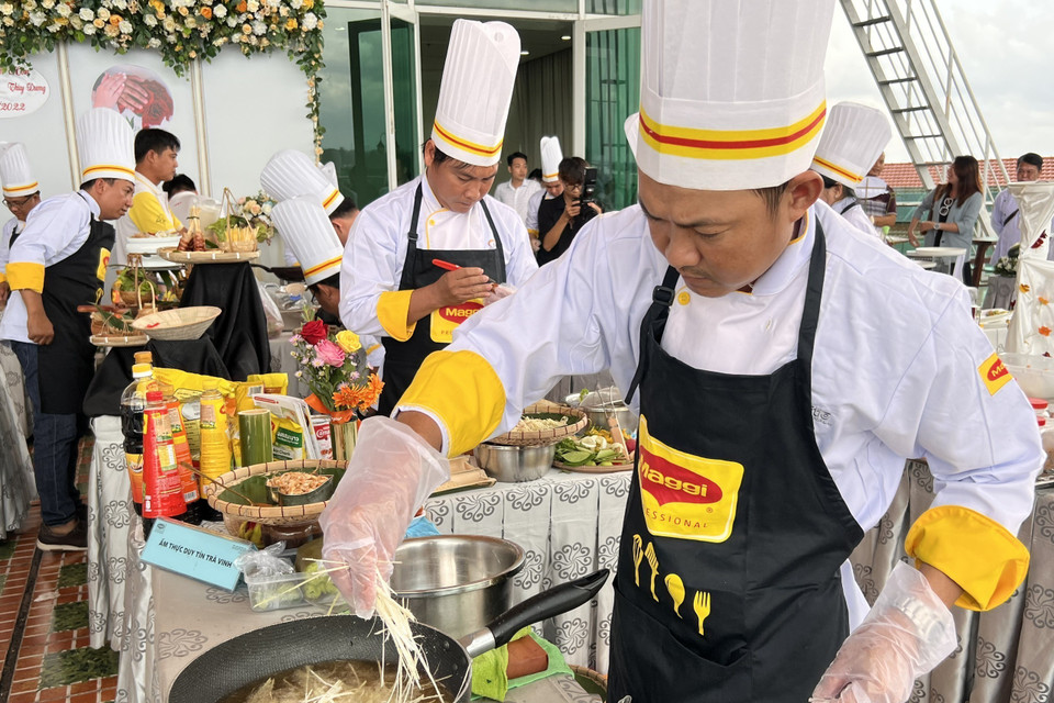 Các đầu bếp gấp rút thực hiện tác phẩm của mình. (Ảnh: Ánh Tuyết /TTXVN)