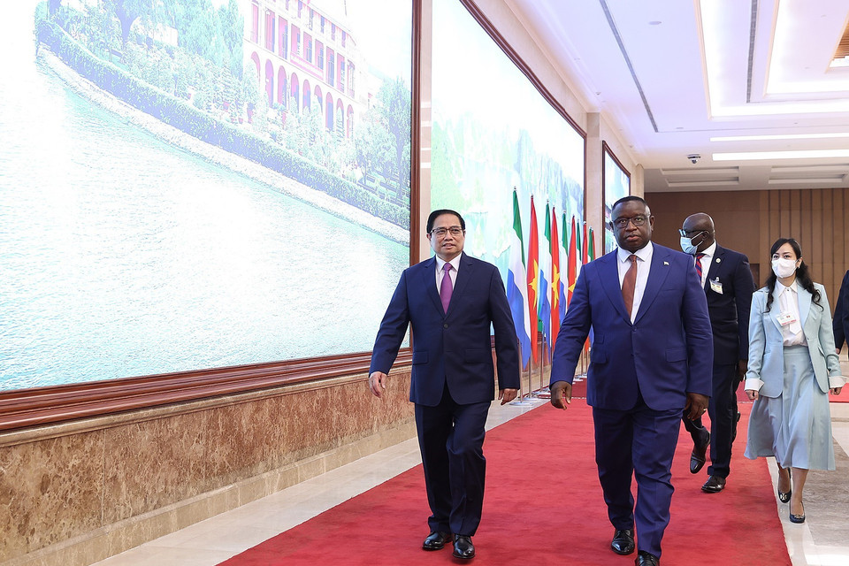 Thủ tướng Phạm Minh Chính đón Tổng thống Cộng hòa Sierra Leone Julius Maada Bio. (Ảnh: Dương Giang/TTXVN)