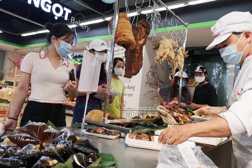 Người dân đi mua sắm tại siêu thị VinMart Times City trong sáng 24/7. (Ảnh: Thanh Tùng/TTXVN)