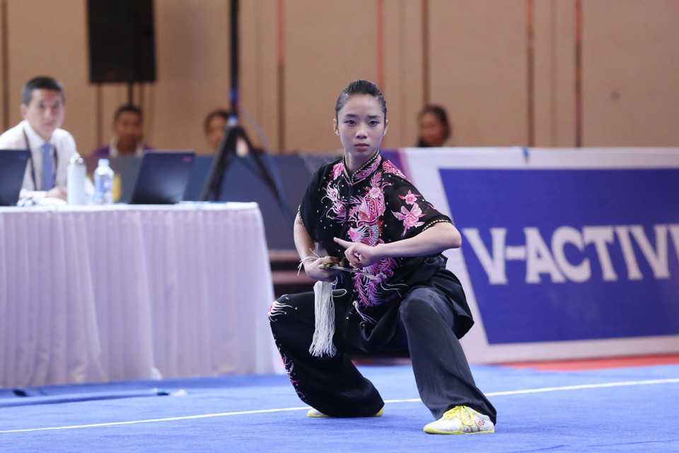 Dương Thúy Vi biểu diễn nội dung kiếm thuật nữ. (Ảnh: Hoàng Linh/TTXVN)