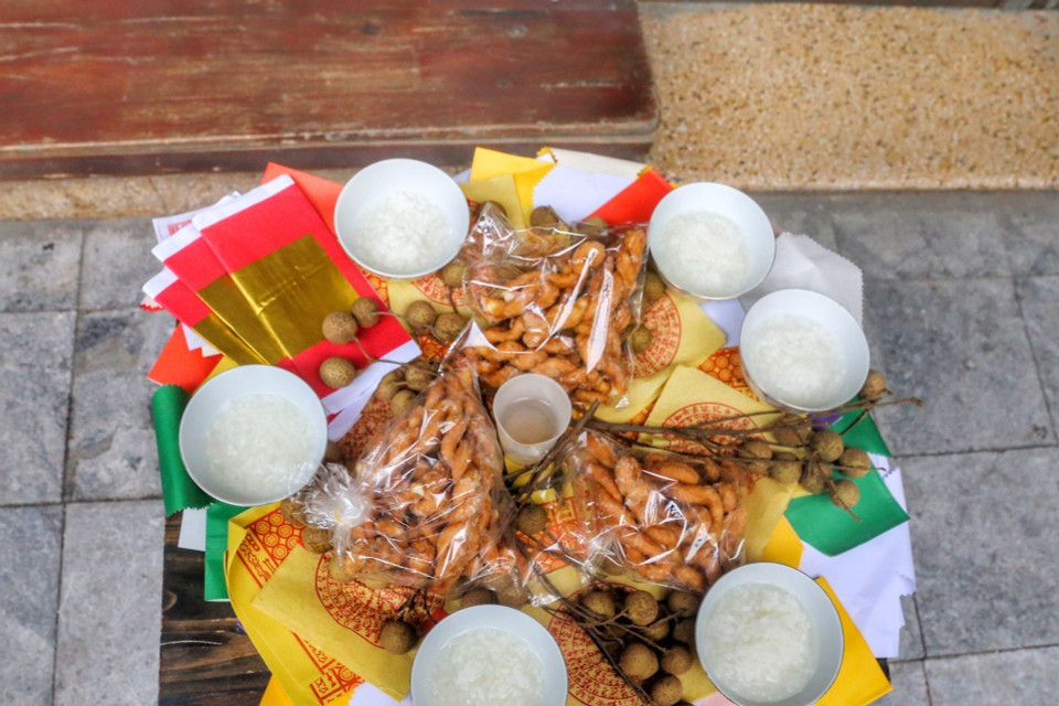 Một mâm cúng chúng sinh trong lễ Vu Lan. (Ảnh: Tuấn Đức/TTXVN)