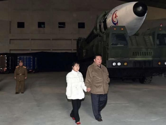 Đây là lần đầu tiên hình ảnh con gái ông Kim Jong-un được công bố. (Nguồn: Yonhap)