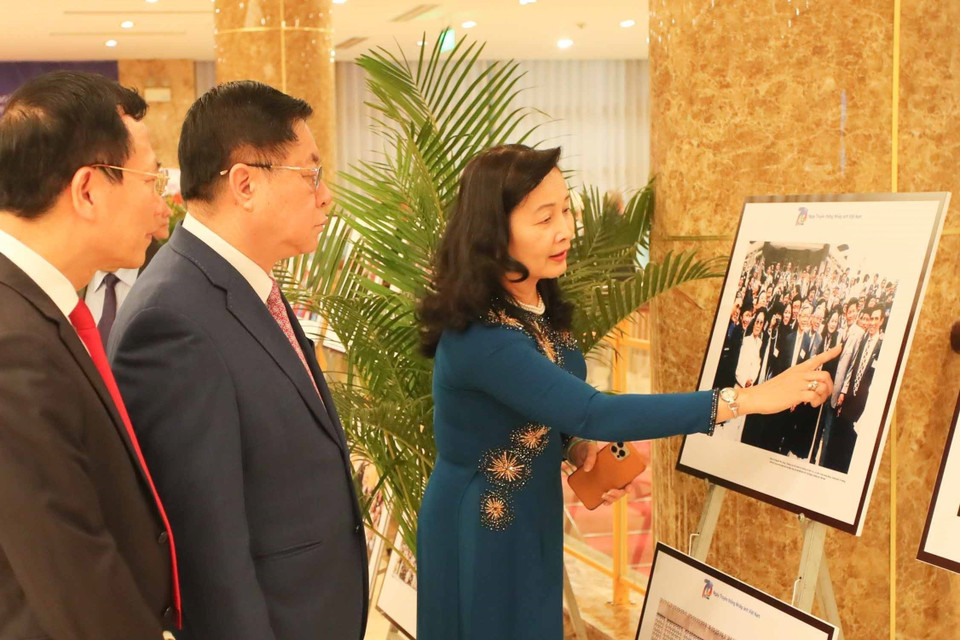 Đồng chí Nguyễn Trọng Nghĩa, Bí thư Trung ương Đảng, Trưởng Ban Tuyên giáo Trung ương cùng các đại biểu tham quan trưng bày ảnh tại lễ kỷ niệm. (Ảnh: Thanh Tùng/TTXVN)