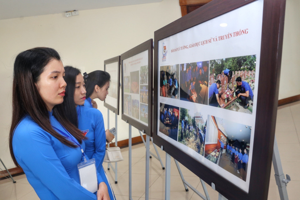 Các đại biểu xem ảnh trưng bày tại Đại hội. (Ảnh: Tuấn Đức/TTXVN)