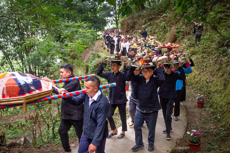 Lễ dâng hương miếu Ông, miếu Bà là một hoạt động văn hóa đặc sắc trong khuôn khổ Lễ hội Chợ Phong Lưu Khâu Vai.(Ảnh: Nam Thái/TTXVN)