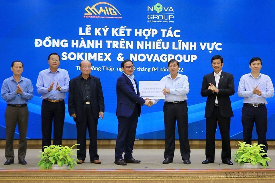 Tập đoàn Sokimex trao số tiền 500.000 USD đóng góp xây dựng Trung tâm cấp cứu Sokimex Nova tại huyện biên giới Hồng Ngự, tỉnh Đồng Tháp tại Lễ ký kết hợp tác giữa Tập đoàn Novagroup (Việt Nam) và Tập đoàn Sokimex (Campuchia), ngày 9/4/2022. (Ảnh: Nhựt An/TTXVN)