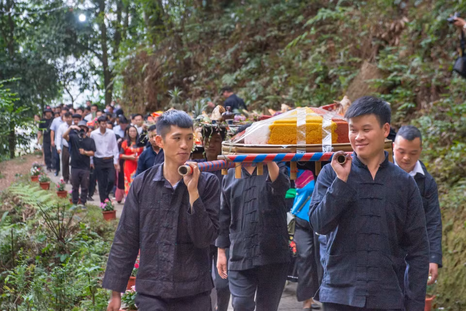  Chợ Tình bắt nguồn từ truyền thuyết về chàng Ba (người dân tộc Nùng) nghèo khó và cô Út (con một tộc trưởng người Giáy giàu có). Hai người yêu nhau nhưng không được gia đình cô Ut không đồng ý vì chàng trai nghèo và khác dân tộc. Họ trốn nhà đưa nhau lên hang núi Khâu Vai sống. Nhưng họ tộc hai bên vẫn vì chuyện này mà mang súng, cung nỏ đánh nhau, chứng kiến cảnh tượng đẫm máu của hai dòng họ, họ chia tay và hẹn kiếp sau thành vợ chồng. Ngày chia tay 27/3 âm lịch từ đó được chọn là ngày họp Chợ Tình hàng năm. Nơi họ chia tay, người dân địa phương lập nên miếu Ông, miếu Bà. (Trong ảnh: Người dân địa phương thực hiện nghi thức dâng hương miếu Ông, miếu Bà. Nguồn: Nam Thái/TTXVN) 