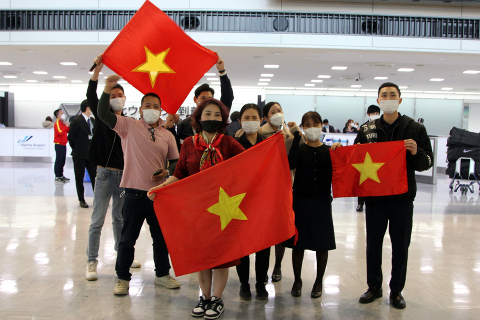 Người hâm mộ Việt Nam ở Nhật Bản cổ vũ nhiệt tình cho các tuyển thủ. (Ảnh: Đào Thanh Tùng/TTXVN)