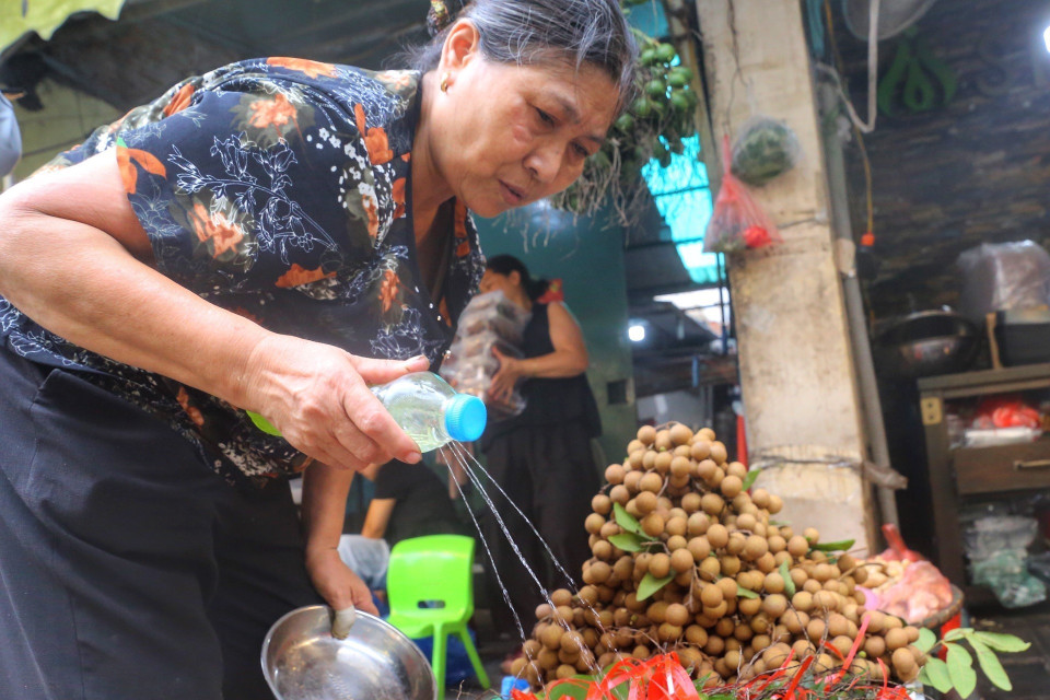 Liên tục tưới nước cho những quả cau được tươi xanh khi đến tay khách hàng. (Ảnh: Tuấn Đức/TTXVN)