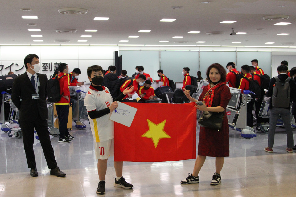 Người hâm mộ Việt Nam ở Nhật Bản cổ vũ nhiệt tình cho các tuyển thủ.(Ảnh: Đào Thanh Tùng/TTXVN)