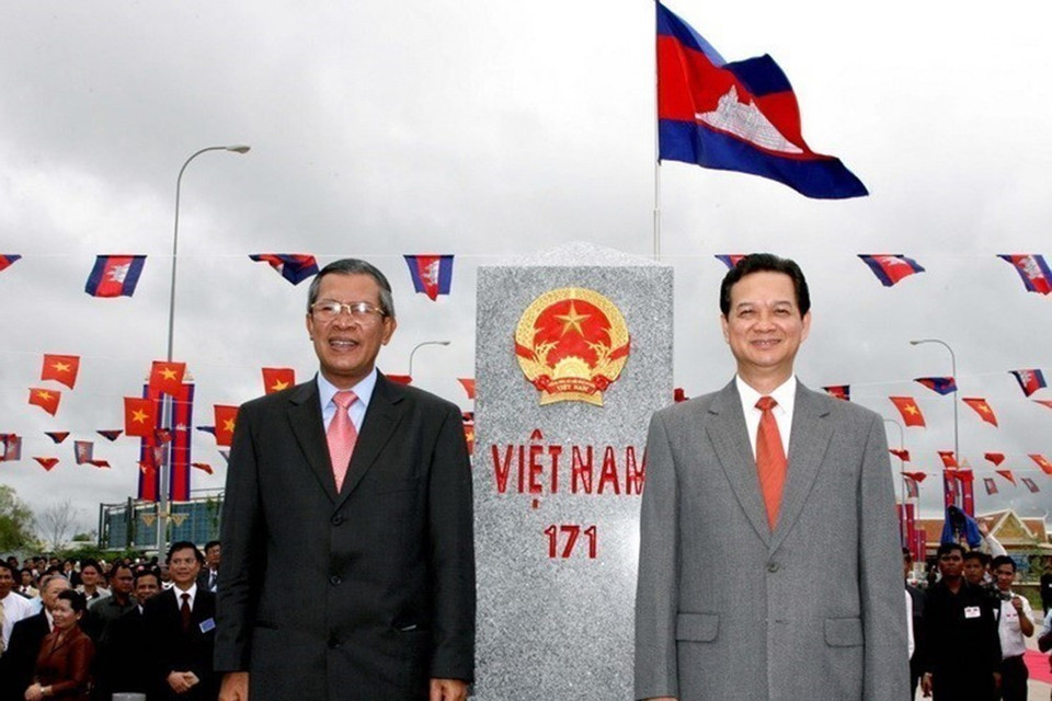 Thủ tướng Nguyễn Tấn Dũng và Thủ tướng Hun Sen dự lễ khánh thành cột mốc số 171, cột mốc số đầu tiên trên biên giới 2 nước, tại Cửa khẩu quốc tế Mộc Bài (tỉnh Tây Ninh, Việt Nam) - Bavet (tỉnh Svay Rieng, Campuchia), ngày 27/9/2006. (Ảnh: Đức Tám/TTXVN)