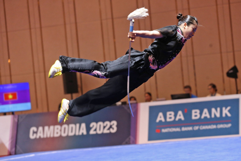 Dương Thúy Vi biểu diễn nội dung kiếm thuật nữ. (Ảnh: Hoàng Linh/TTXVN)