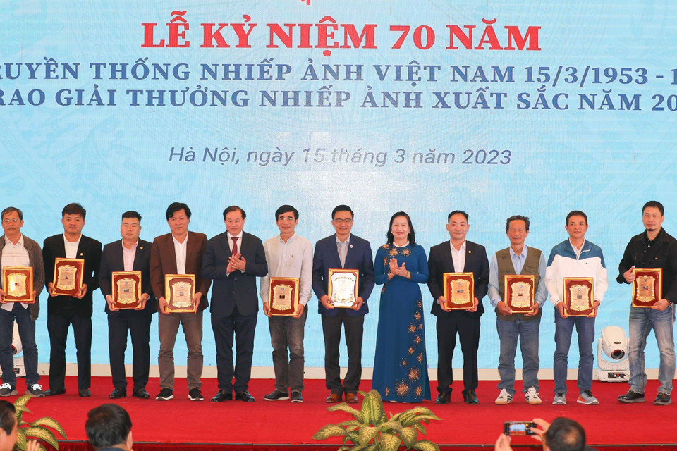 Vinh danh các nghệ sĩ nhiếp ảnh xuất sắc. (Ảnh: Thanh Tùng/TTXVN)