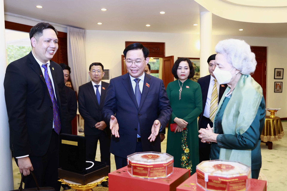 Chủ tịch Quốc hội Vương Đình Huệ và Hoàng Thái hậu Norodom Monineath Sihanouk trao đổi tặng phẩm. (Ảnh: Doãn Tấn/TTXVN)