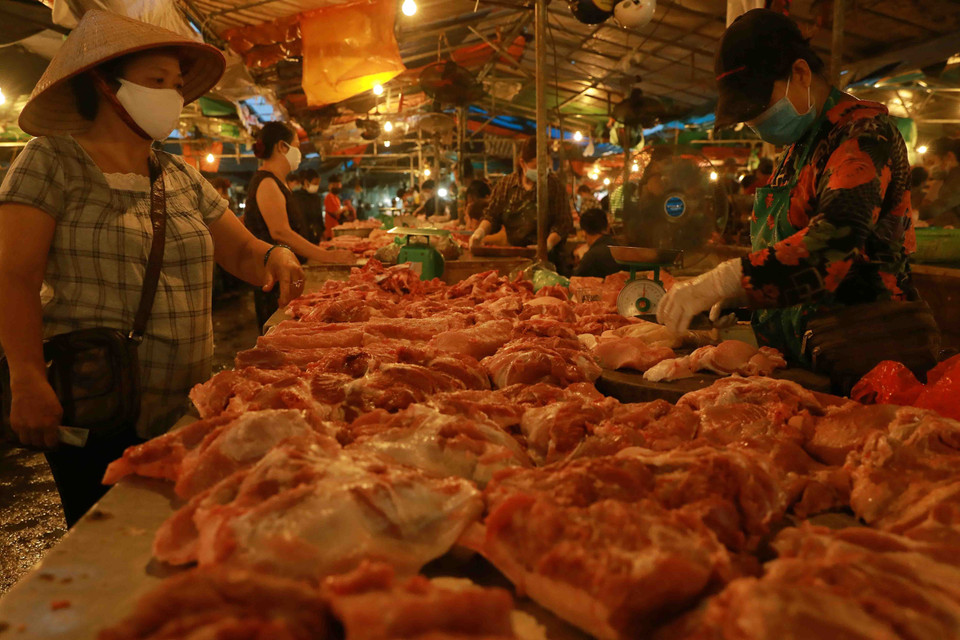 Hoạt động mua bán thực phẩm tại chợ Nam Hà Nội. (Ảnh: Vũ Sinh/TTXVN)