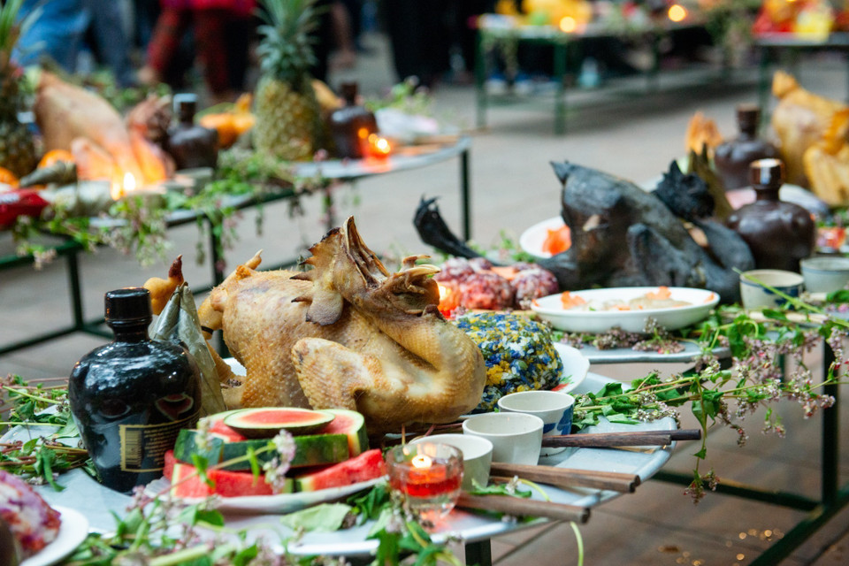 Đồ lễ dâng lên miếu Ông, miếu Bà được chuẩn bị đặc trưng với con số 27: Lợn 27kg, gà 27kg, xôi 27 bò... thể hiện sức mạnh kỳ diệu với những nguồn gốc truyền thuyết sâu sắc. (Trong ảnh: Mâm lễ được dâng lên miếu Ông, miếu Bà tại Lễ hội chợ Phong Lưu Khâu Vai 2023. Nguồn: Nam Thái/TTXVN)