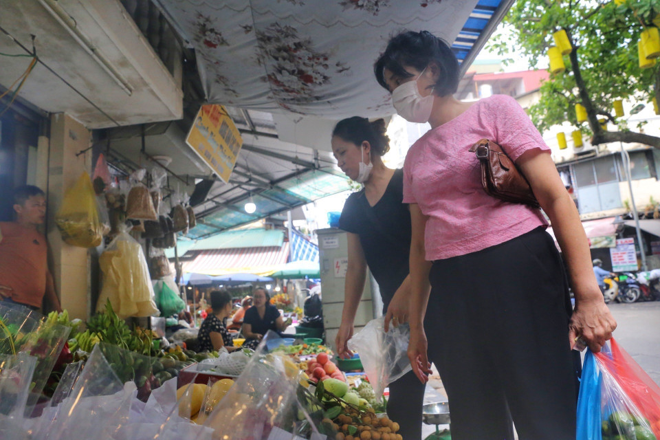 Người dân mua đồ cúng lễ Vu Lan.(Ảnh: Tuấn Đức/TTXVN)