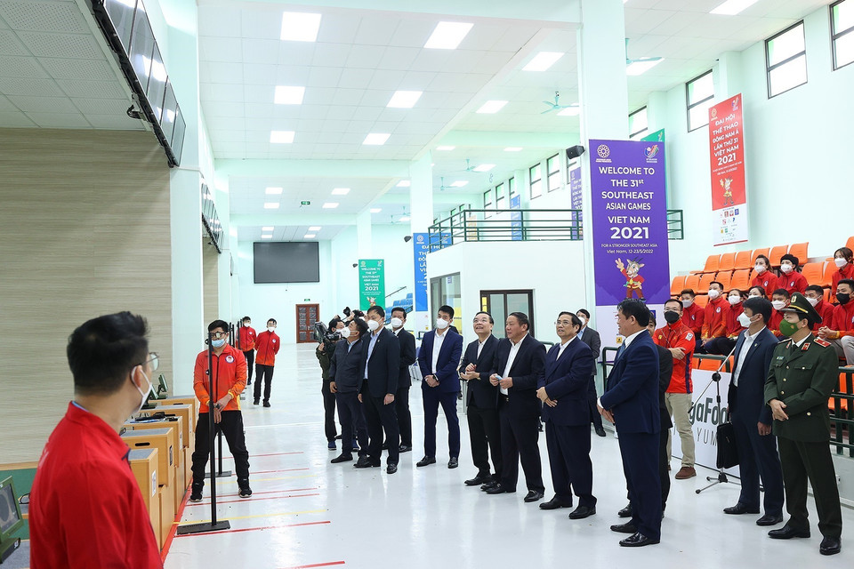 Thủ tướng Phạm Minh Chính kiểm tra công tác tập luyện môn bắn súng tại Trung tâm Huấn luyện thể thao quốc gia. (Ảnh: Dương Giang/TTXVN)