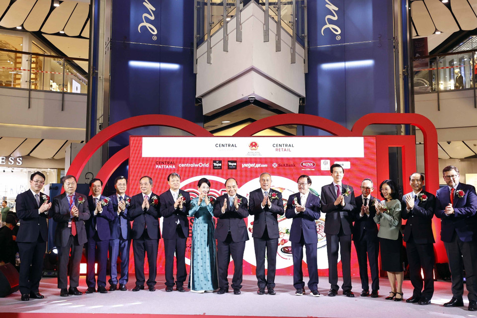 Chủ tịch nước Nguyễn Xuân Phúc và các đại biểu dự khai trương Tuần lễ hàng Việt Nam tại Thái Lan. (Ảnh: Thống Nhất/TTXVN)