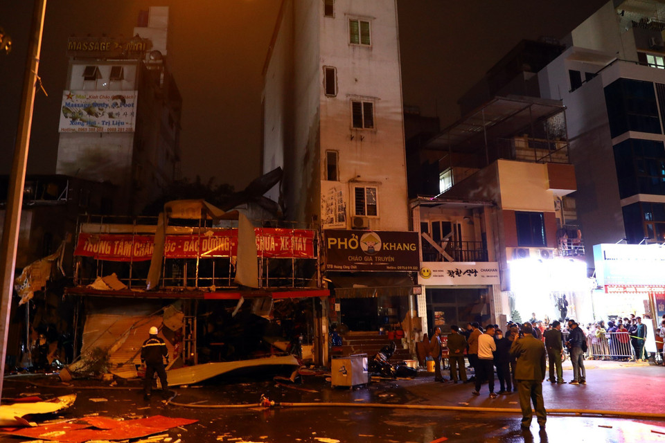 Lực lượng PCCC và CNCH, Công an thành phố Hà Nội nhanh chóng tới hiện trường xử lý đám cháy. (Ảnh: Huy Hùng/TTXVN)