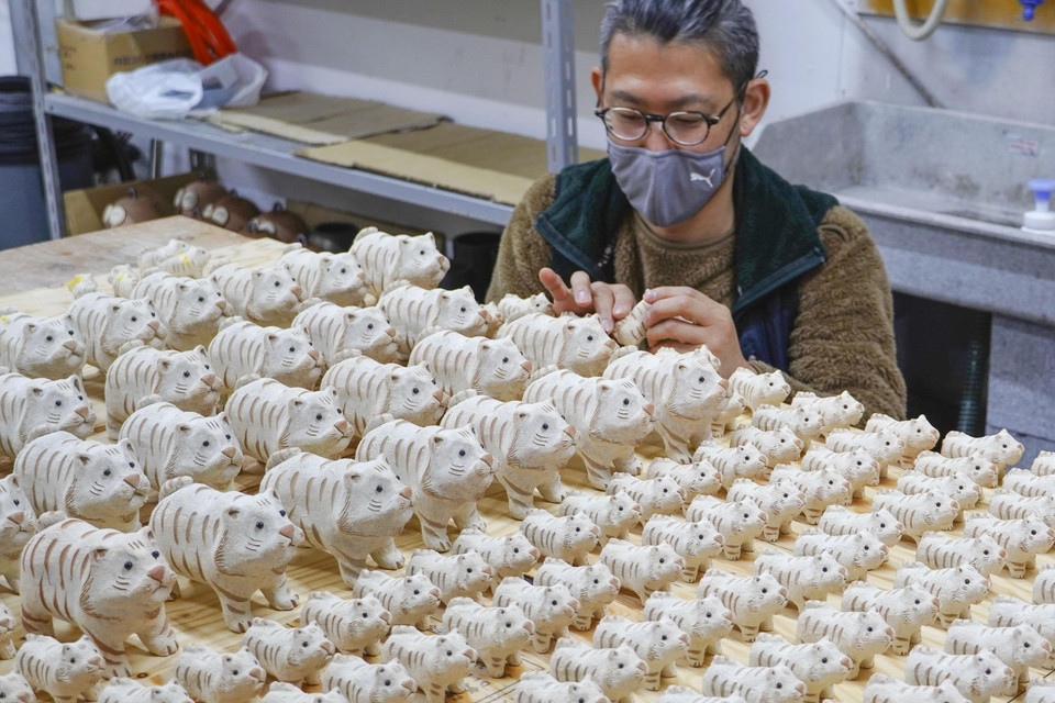 Mô hình Hổ biểu tượng cho Năm Nhâm Dần làm bằng gốm trưng bày tại Koka, tỉnh Shiga, Nhật Bản. (Ảnh: Kyodo/TTXVN)