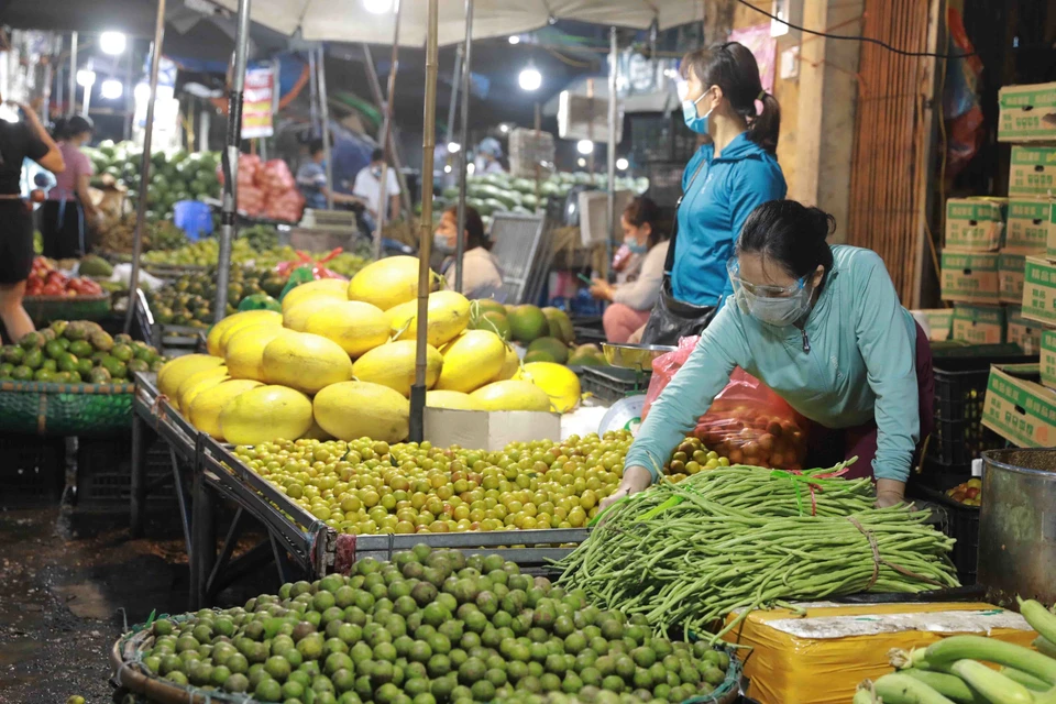 Tiểu thương chuẩn bị hàng rau, quả tại chợ Nam Hà Nội. (Ảnh: Vũ Sinh/TTXVN)