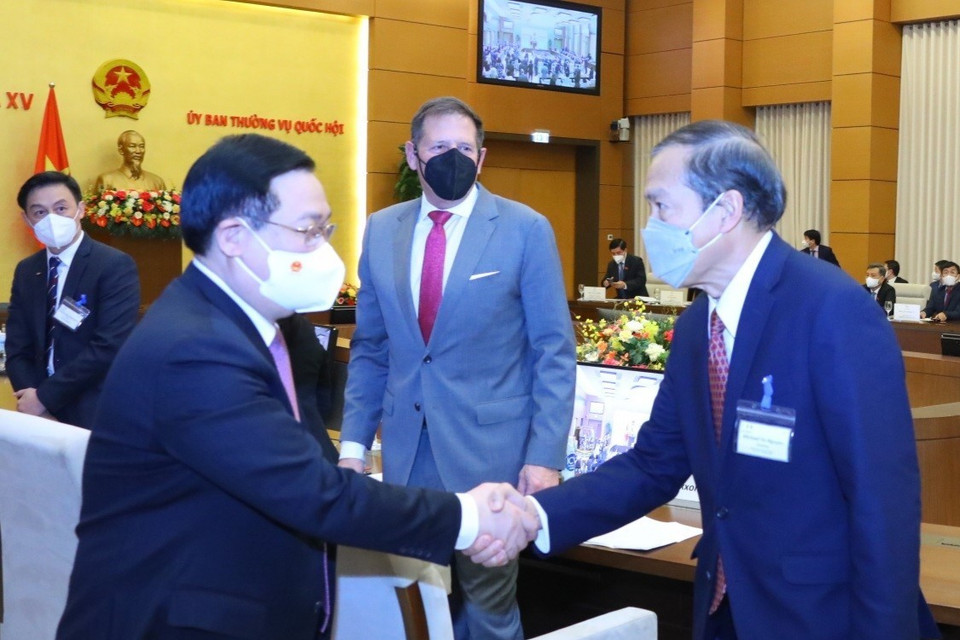 Chủ tịch Quốc hội Vương Đình Huệ với các đại biểu. (Ảnh: Văn Điệp/TTXVN)