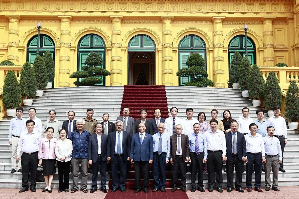 Chủ tịch nước Nguyễn Xuân Phúc với các đại biểu Hội Khoa học lịch sử Việt Nam. (Ảnh:Thống Nhất/TTXVN)