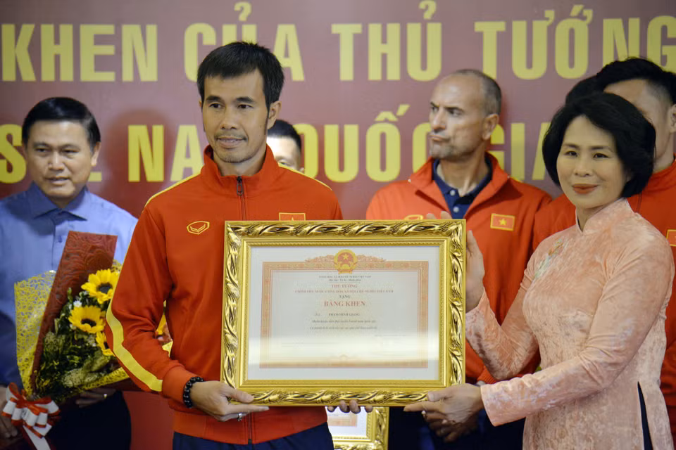 Huấn luyện viên Phạm Minh Giang nhận Bằng khen của Thủ tướng Chính phủ. (Ảnh: Tiến Lực/TTXVN)