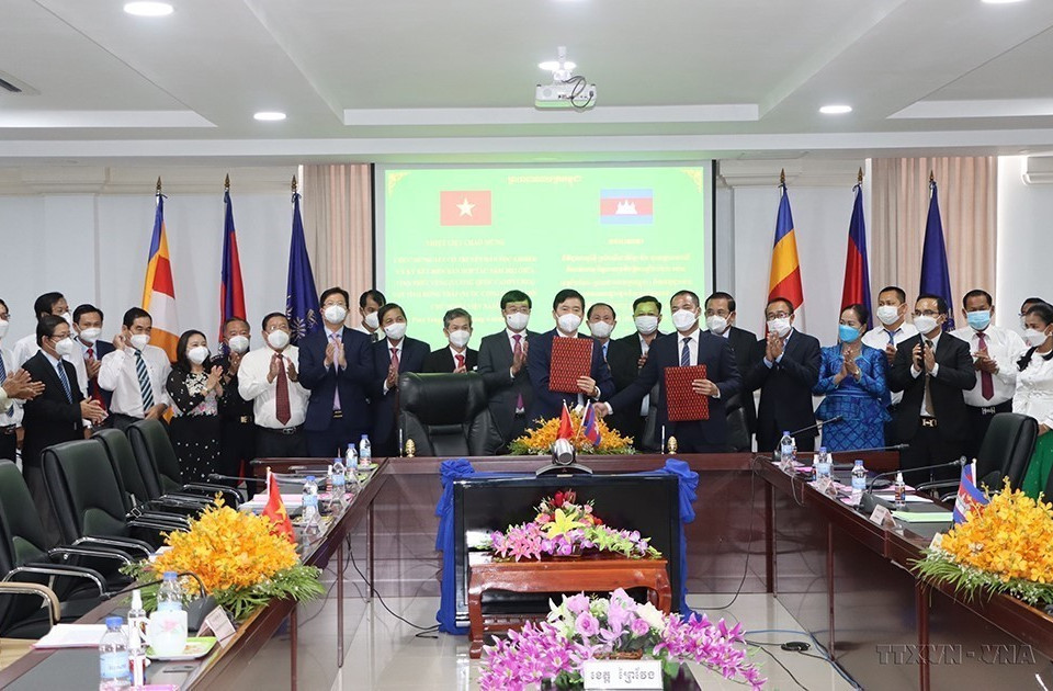 UBND tỉnh Đồng Tháp và Tỉnh Prey Veng ký kết Biên bản thỏa thuận hợp tác năm 2022 , chiều 7/4/2022. (Ảnh: Nhựt An/TTXVN)