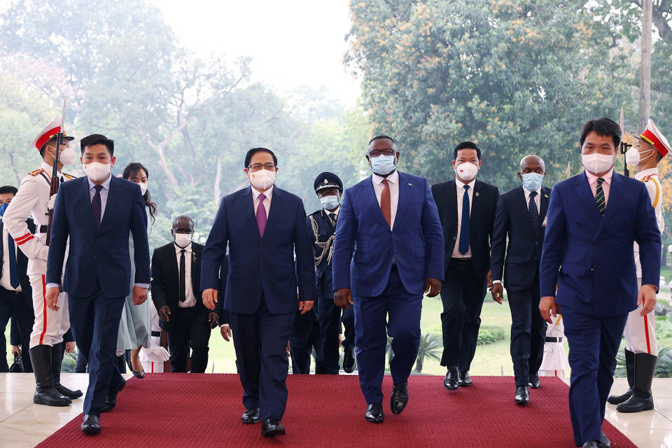 Thủ tướng Phạm Minh Chính đón Tổng thống Cộng hòa Sierra Leone Julius Maada Bio. (Ảnh: Dương Giang/TTXVN)