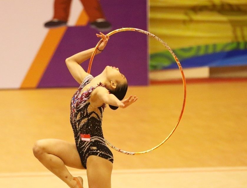 Bài biểu diễn với vòng của VĐV Low Yu Yenn (Singapore). (Ảnh: Phạm Hậu/TTXVN)