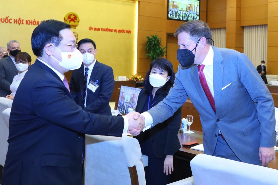 Chủ tịch Quốc hội Vương Đình Huệ với các đại biểu. (Ảnh: Văn Điệp/TTXVN)