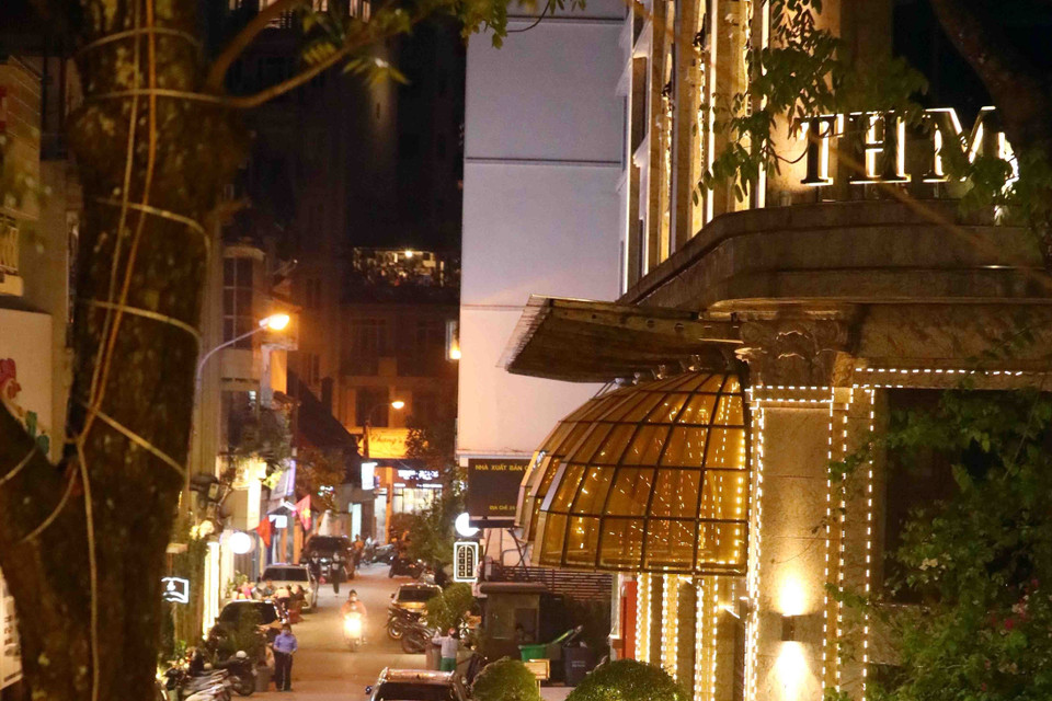 Khoảng 19h25, xe của lực lượng chức năng có mặt vào trụ sở Tân Hoàng Minh tại phố Quang Trung, phường Trần Hưng Đạo, quận Hoàn Kiếm, Hà Nội. Ảnh: Phạm Kiên - TTXVN