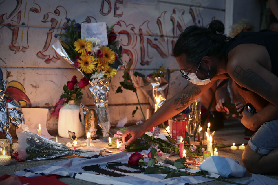 Người hâm mộ đặt hoa và nến tưởng nhớ huyền thoại bóng đá Diego Maradona tại Buenos Aires, Argentina ngày 25/11/2020 (Ảnh: AFP/TTXVN)