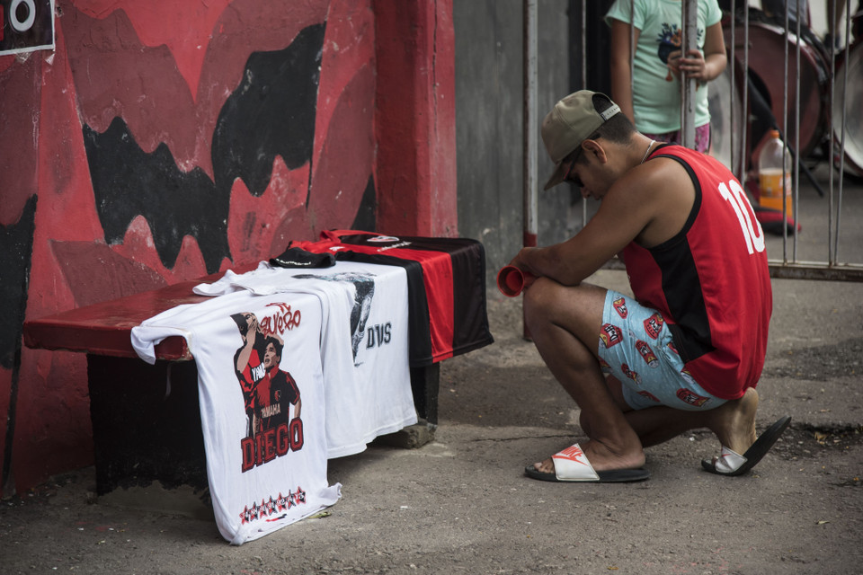 Người hâm mộ bày tỏ niềm tiếc thương trước sự ra đi của huyền thoại bóng đá Diego Maradona, tại Buenos Aires, Argentina ngày 25/11/2020 (Ảnh: AFP/TTXVN)