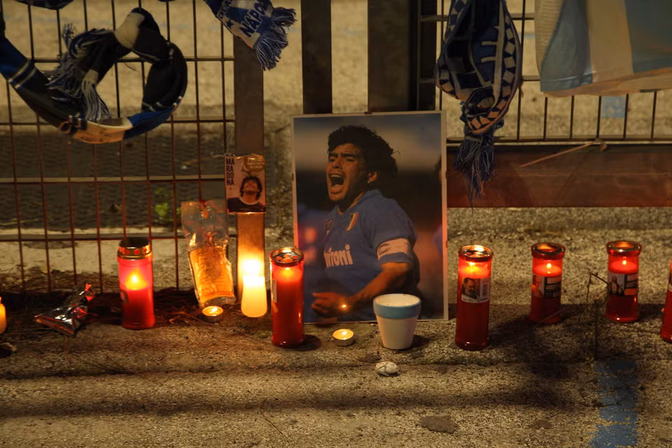 Người hâm mộ thắp nến tưởng niệm huyền thoại bóng đá Diego Maradona, tại Naples, Italy, ngày 25/11/2020 (Ảnh: AFP/TTXVN)